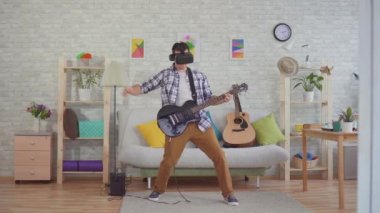 Sanal gerçeklik Gözlük Genç adam müzisyen duygusal elektrik gitar oynuyor