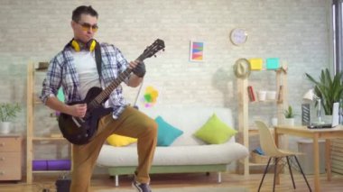 çok gürültülü etkileyici rock gitarist evde oynuyor