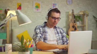müzik zevk kulaklıklar bir adam portre