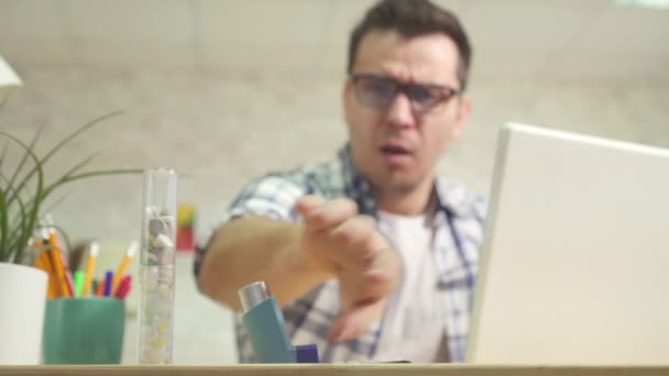 喘息吸入器を使用してクローズアップする男性の中年 — ストック動画