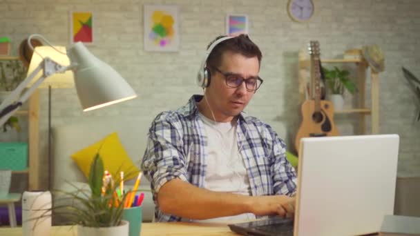 Portrait d'un homme dans un casque jouissant de musique — Video