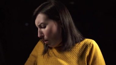 yüz genç kadın astım ile hasta, astımlı inhaler kullanarak, siyah bir arka planda yakın çekim