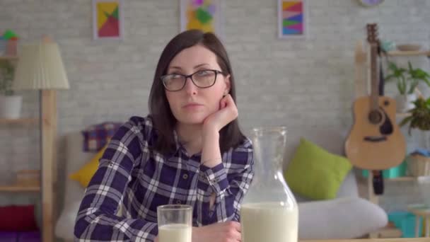 Jeune femme et provoquant des allergies alimentaires au lait et au lactose — Video