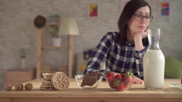 Young woman and causes food allergies — Stock Video