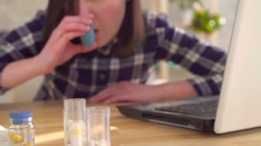 Genç kadın astımlı ve inhaler kullanır. Mevsimsel alerji kavramı, yavaş Mo