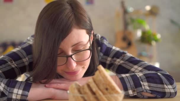 Concepto de intolerancia al gluten. Una joven mira los panes que causan alergias — Vídeos de Stock