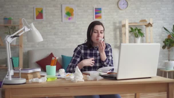 Сильна алергічна реакція молода жінка чхає в одноразовий носовичок — стокове відео