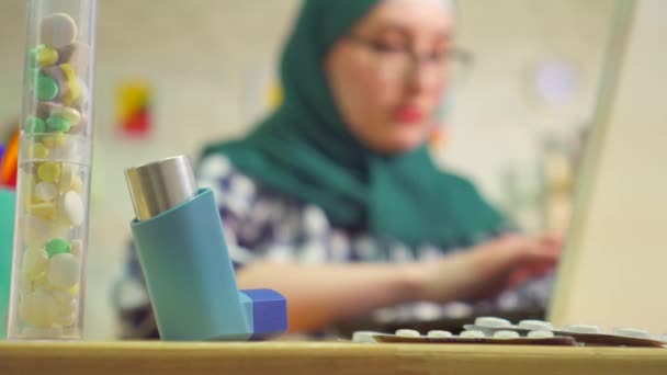 Porträtt ung muslimsk kvinna astmatiska attack med inhalator — Stockvideo