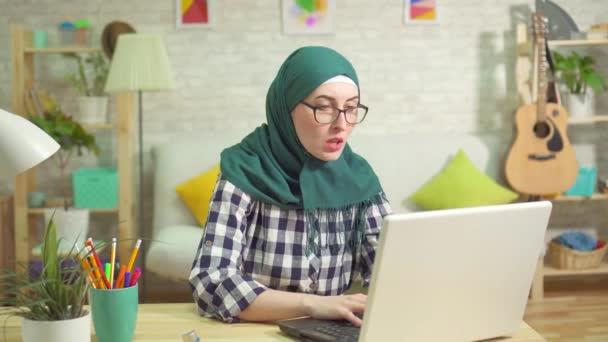 Jovem mulher muçulmana ataque asmático usando inalador — Vídeo de Stock