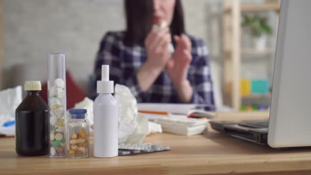 Обострение аллергии у молодой женщины — стоковое видео