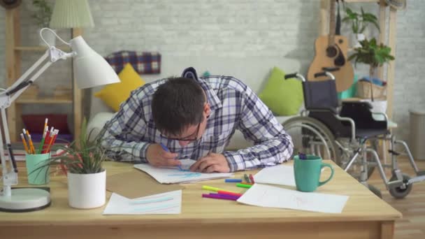 Adulto masculino autista tintas na mesa em casa — Vídeo de Stock