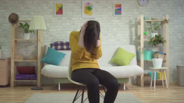 Jonge vrouw paniekaanval, dekt haar hoofd met haar handen — Stockvideo