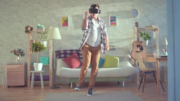 Jonge man in Virtual Reality glazen dansen — Stockvideo