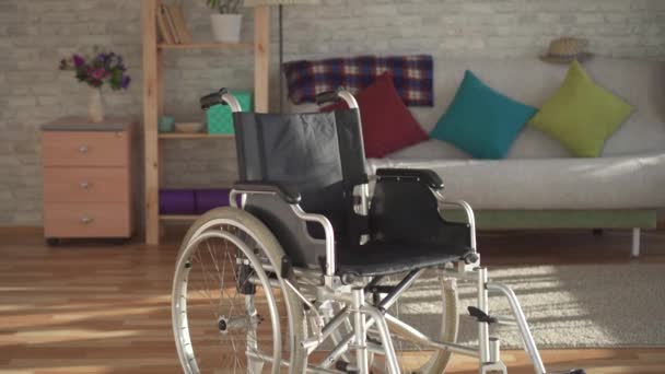 Αναπηρικό αμαξίδιο σε ένα μοντέρνο διαμέρισμα — Αρχείο Βίντεο