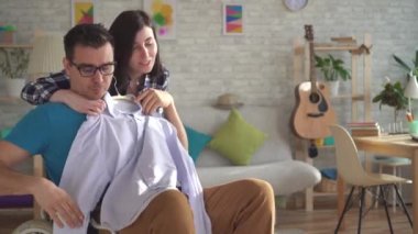 Yakın çekim Genç kadın tekerlekli sandalyede bir özürlü kişi giyinmiş almak için yardımcı olur