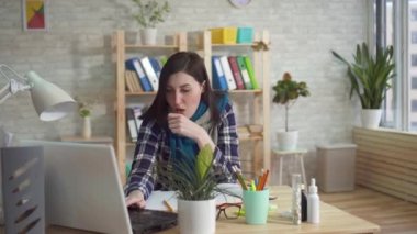 Genç kadın ofis işçisi şiddetli öksürük var