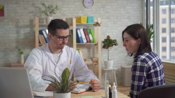 Mladá žena pacient na recepci na muže, lékař — Stock video