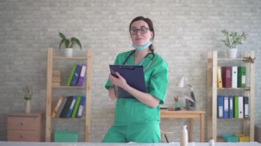 gülümseyen kadın doktor, orta yaşlı stetoskop ile üniforma