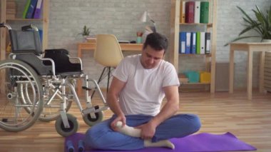 Özürlü adam Yoga sakatlıktan kurtarma yapıyor