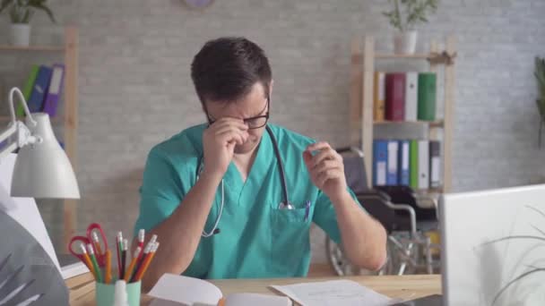 Close-up portret van een man Doctor overtire op het werk — Stockvideo