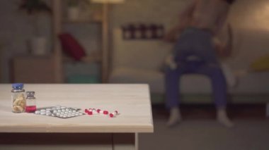 İlaçlar konsept fikir kullanımı gücü artırmak için, arka planda genç bir çift seks