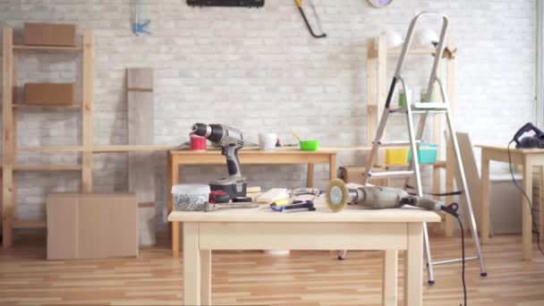 Con herramientas de carpintería en movimiento — Vídeos de Stock