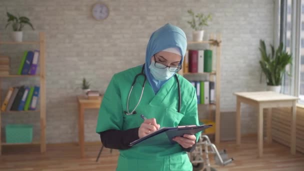 Close up retrato de um médico feminino é uma mulher muçulmana com uma pasta — Vídeo de Stock