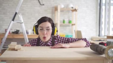 Kapatmak genç profesyonel marangoz kadın darbeler ahşap talaşı dan tablo