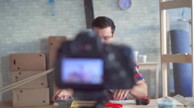 garaj, DIY blogcular bir erkek Blogger portre