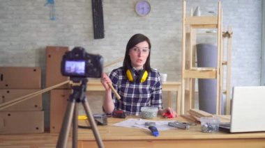 Garage atölye genç kadın DIY Blogger kayıt video