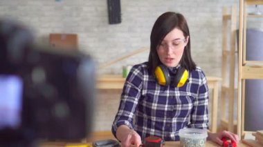 Garaj atölyesinde genç kadın DIY Blogger kayıt video yakın yukarı