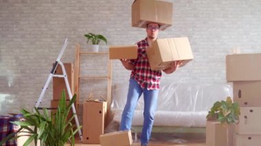 Kafası, elleri ve ayakları üzerinde kutular ile gözlük ve gömlek adam