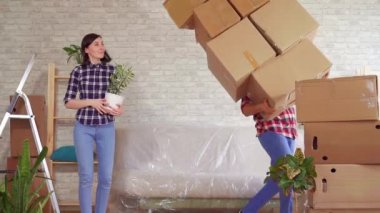 Fale adam kutuları ile düşüyor, sorunlar yeni bir daire yavaş Mo hareket ederken