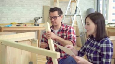 Yakın çekim Genç evli çift yeni modern bir dairede bir komidin toplar