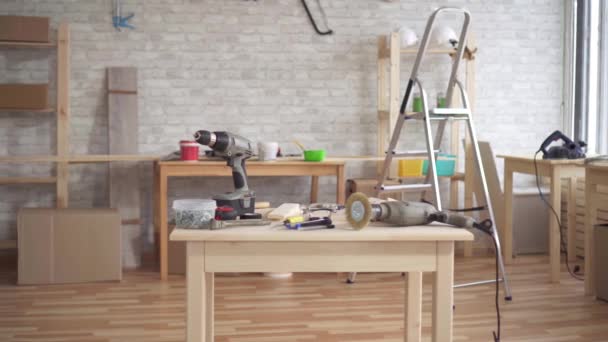 Op de tafel zijn de instrumenten van een timmerman — Stockvideo