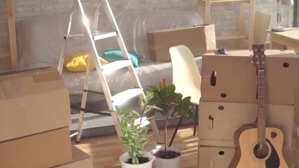 Concept van het idee, een lege ruimte met dozen voor het bewegen van huis, niemand — Stockvideo