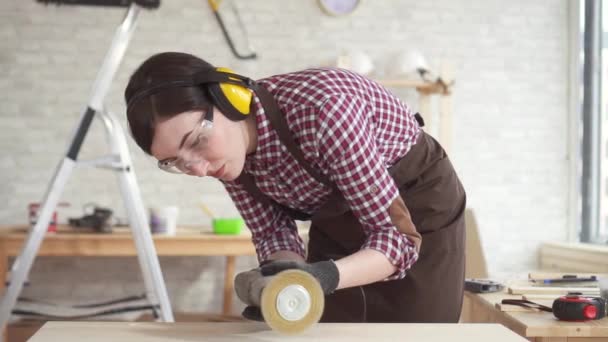 Bliska profesjonalna stolarz kobieta za polerowanie drewniany stół, powolny mo — Wideo stockowe