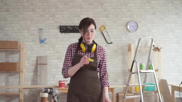 Professionele jonge arbeider vrouw in brillen vakkundig gebruikt handgereedschap, slow mo — Stockvideo