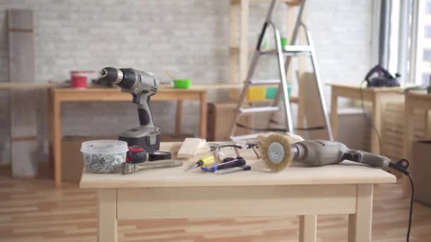 Na mesa estão as ferramentas de um carpinteiro — Vídeo de Stock