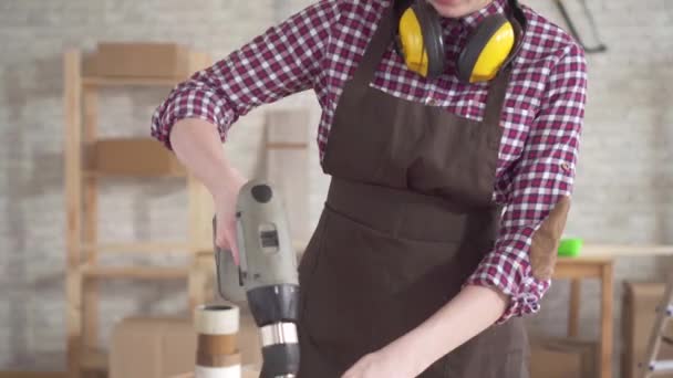 Закрыть профессиональный молодой рабочий плотник женщина работает электрические дрель — стоковое видео