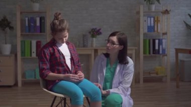 dramatik atış, hasta bir çocuk ve beyaz bir ceket bir doktor