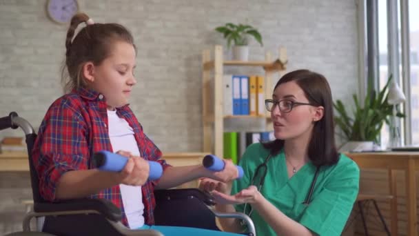 Retratista y niño en terapia de rehabilitación en silla de ruedas — Vídeo de stock