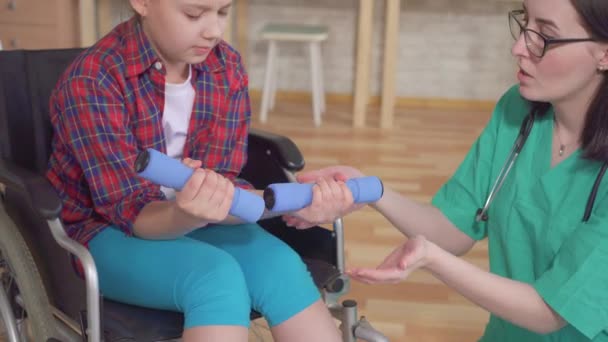 Retrato médico y niño en silla de ruedas terapia de rehabilitación de cerca — Vídeos de Stock