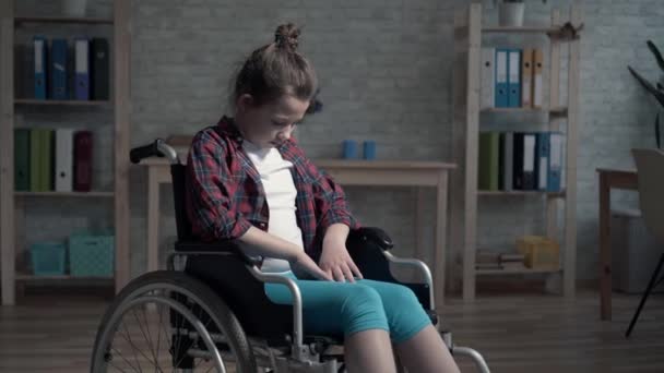 Самотній, розчарований і сумний інвалід дитина в кімнаті — стокове відео