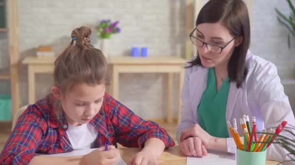 Niño es autista y el médico en un consultorio médico — Vídeos de Stock