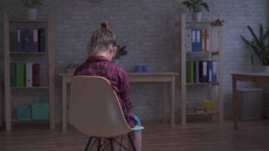 Yalnız, sinirli ve üzgün bir engelli çocuk odada