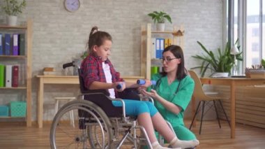 Doktor ve çocuk tekerlekli sandalye rehabilitasyon terapisi