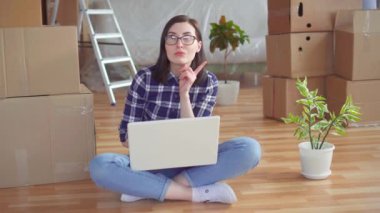 Genç kadın tamir veya kutular arka planda hareket etmek için düşünce