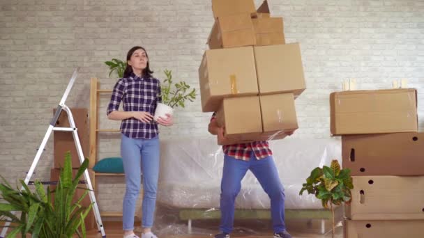 Fale man tombe avec des boîtes, des problèmes lors du déménagement dans un nouvel appartement — Video