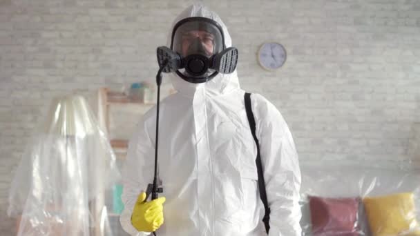 Exterminador ocupado trabalhando, pulveriza reagentes químicos de perto — Vídeo de Stock